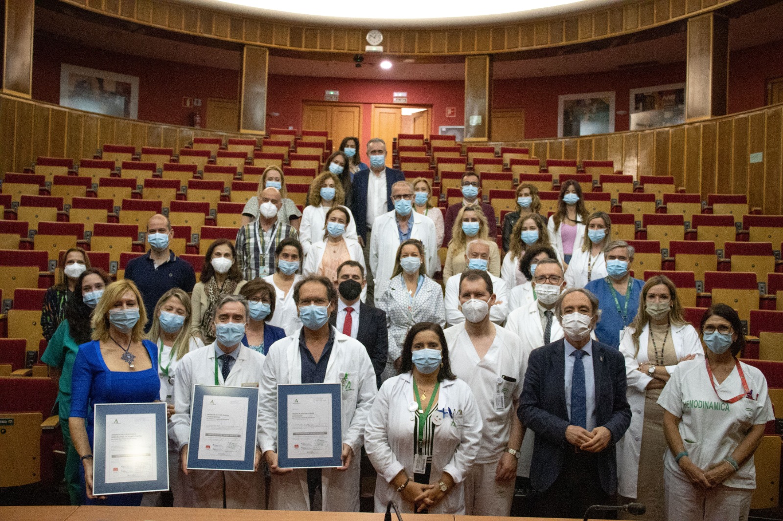 ACSA entrega la certificación para la calidad de sus servicios al hospital universitario Virgen de las Nieves 

